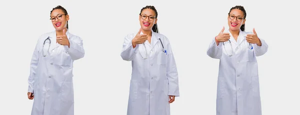 Conjunto Joven Doctora Negra Levantando Pulgar Sobre Fondo Gris —  Fotos de Stock