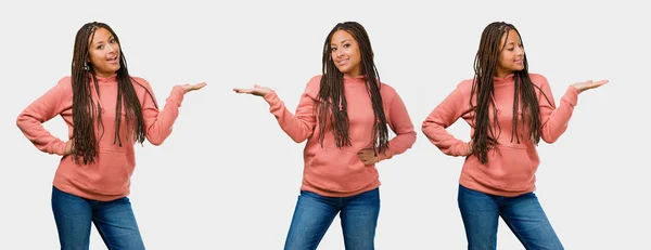 Conjunto Fitness Jovem Mulher Negra Segurando Objeto Imaginário Com Mãos — Fotografia de Stock