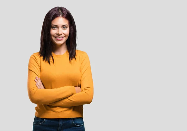 Joven Mujer Bonita Cruzando Sus Brazos Sonriente Feliz Confiada Amigable — Foto de Stock