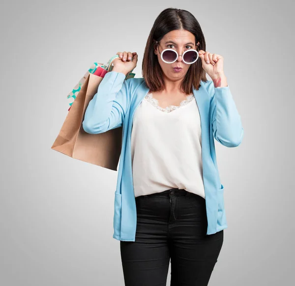 中年妇女开朗和微笑 非常兴奋背着购物袋 准备去购物和寻找新的优惠 — 图库照片