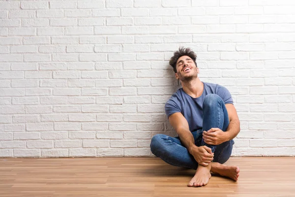 Jovem Homem Natural Sentar Chão Madeira Rindo Divertindo Sendo Relaxado — Fotografia de Stock