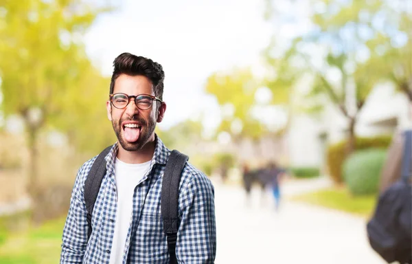 Junger Mann Zeigt Zunge Auf Verschwommenem Hintergrund — Stockfoto