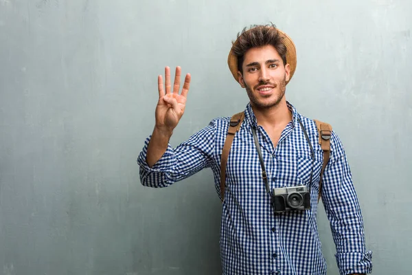 麦わら帽子 バックパックと カウントのシンボル 自信を持って明るく 数学の概念を示す写真カメラを着た若いハンサムな旅行者男 — ストック写真