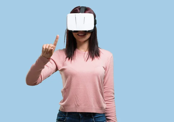 Mujer Bonita Joven Emocionada Entretenida Jugando Con Gafas Realidad Virtual —  Fotos de Stock