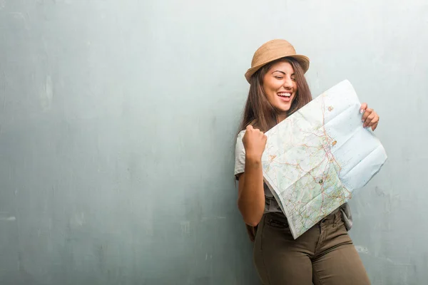 Ritratto Giovane Viaggiatrice Donna Latina Contro Muro Molto Felice Eccitata — Foto Stock