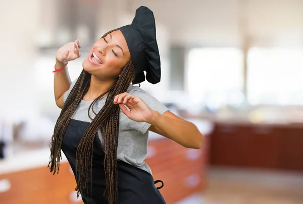 Porträtt Ung Svart Baker Kvinna Lyssna Musik Dansa Och Kul — Stockfoto