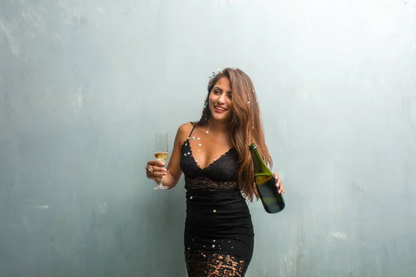 Młoda Kobieta Łacińskiej Okazji Nowego Roku Lub Zdarzenia Trzymając Butelkę — Zdjęcie stockowe