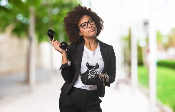 Mujer Negocios Negro Sosteniendo Teléfono Sobre Fondo Borroso —  Fotos de Stock