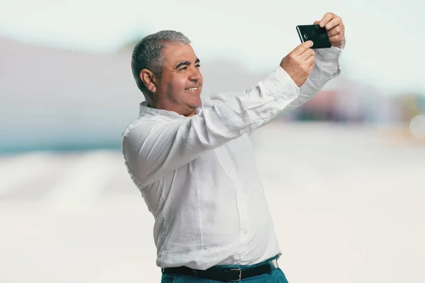 Hombre Mediana Edad Seguro Alegre Tomando Una Selfie Con Teléfono —  Fotos de Stock