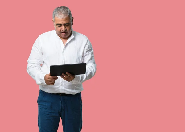 Hombre Mediana Edad Sonriendo Confiado Sosteniendo Una Tableta Usándola Para — Foto de Stock