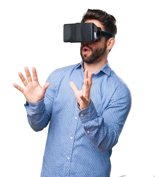 Joven Mirando Través Gafas Realidad Virtual Aisladas Sobre Fondo Blanco —  Fotos de Stock