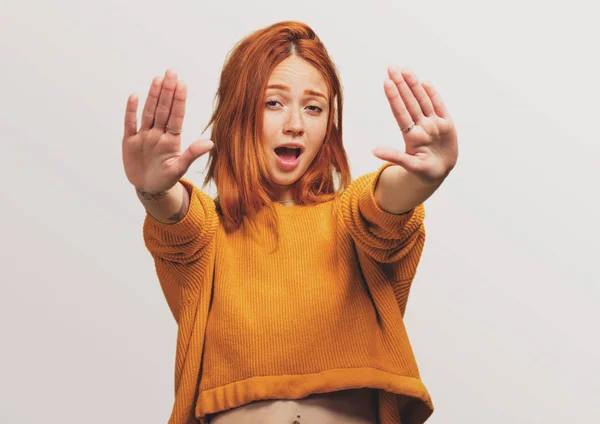 Retrato Una Chica Pelirroja Bonita Haciendo Gesto Stop — Foto de Stock