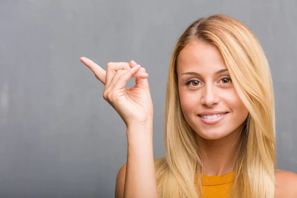 Portrait Natural Young Blonde Woman Pointing Side — Stock Photo, Image