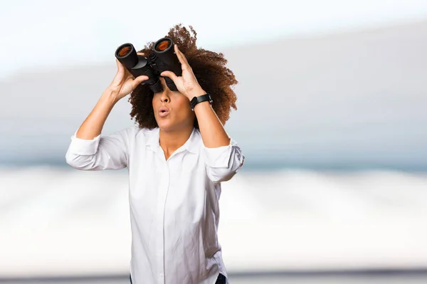 Joven Mujer Negra Mirando Través Los Prismáticos Sobre Fondo Borroso —  Fotos de Stock