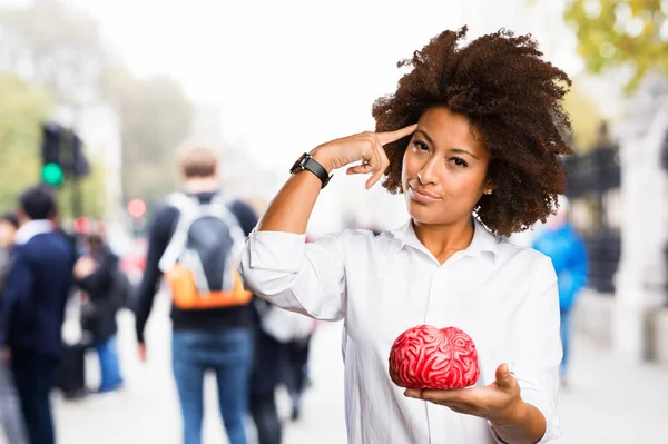 Jeune Femme Noire Tenant Une Forme Cerveau Sur Fond Flou — Photo