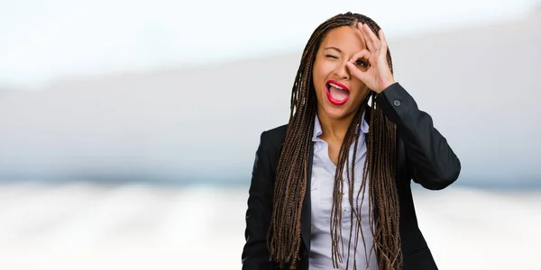 Portrait Une Jeune Femme Affaires Noire Gaie Confiante Faisant Geste — Photo