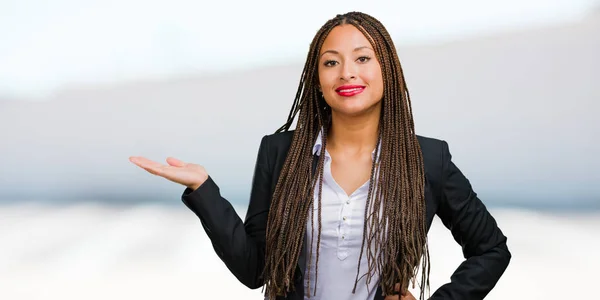 Retrato Una Joven Empresaria Negra Sosteniendo Algo Con Las Manos —  Fotos de Stock