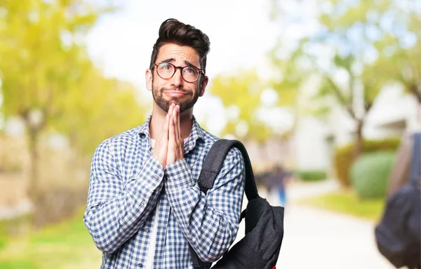 Étudiant Homme Priant Extérieur — Photo