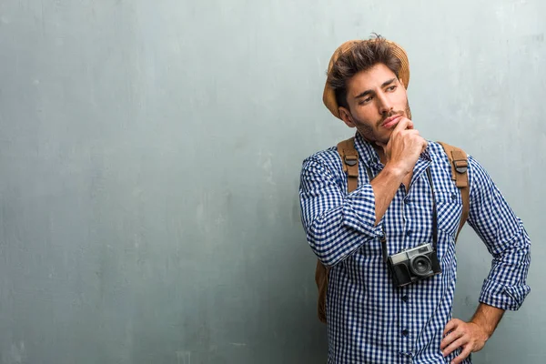 Joven Viajero Guapo Con Sombrero Paja Una Mochila Una Cámara — Foto de Stock