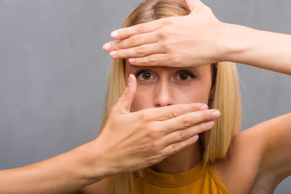 Ritratto Della Giovane Donna Bionda Naturale Che Guarda Attraverso Spazio — Foto Stock