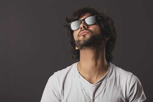 Joven Hombre Guapo Alegre Confiado Gafas —  Fotos de Stock