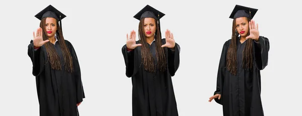 Önde Koyarak Mezun Genç Siyah Kadın Ciddi Kararlı Dur Jest — Stok fotoğraf