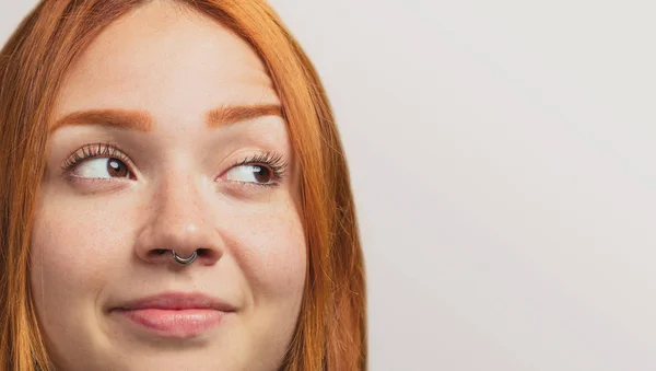 Retrato Uma Menina Ruiva Bonita Olhando Para Lado — Fotografia de Stock