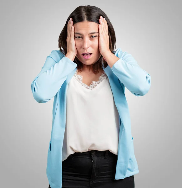 挫折と絶望的な怒って 悲しい頭の上の手で中年の女性 — ストック写真