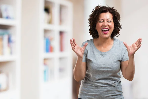 Middelste Leeftijd Vrouw Lachen Plezier Ontspannen Vrolijk Voelt Zich Zelfverzekerd — Stockfoto