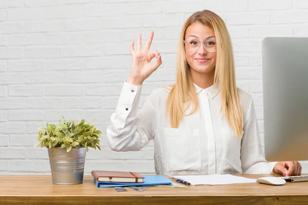 Portret Van Jonge Student Zittend Haar Bureau Doen Taken Vrolijk — Stockfoto