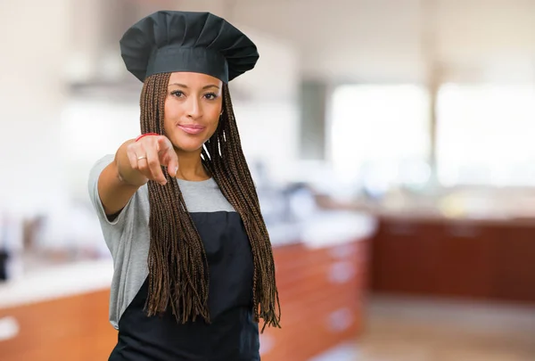 Portrait Une Jeune Femme Boulangère Noire Joyeuse Souriante Pointant Vers — Photo