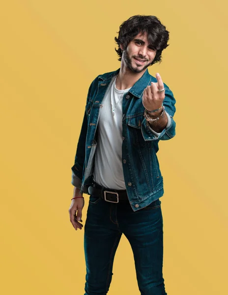 Homem Bonito Jovem Convidando Para Vir Confiante Sorrindo Fazendo Gesto — Fotografia de Stock