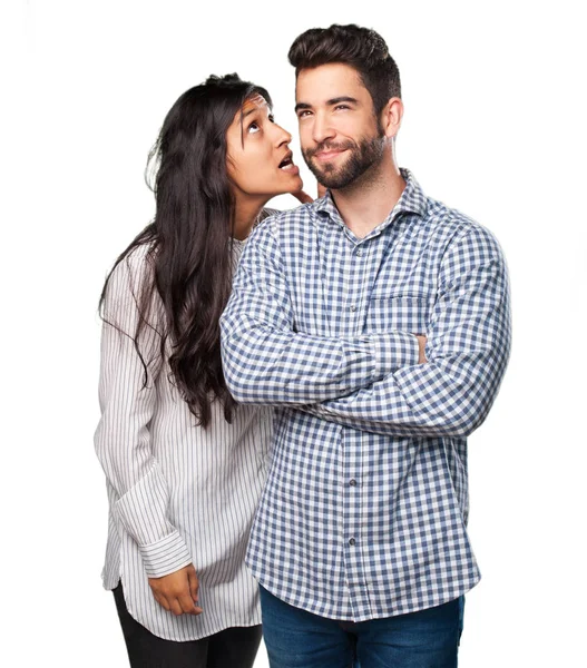 Jovem Casal Sussurrando Isolado Branco — Fotografia de Stock