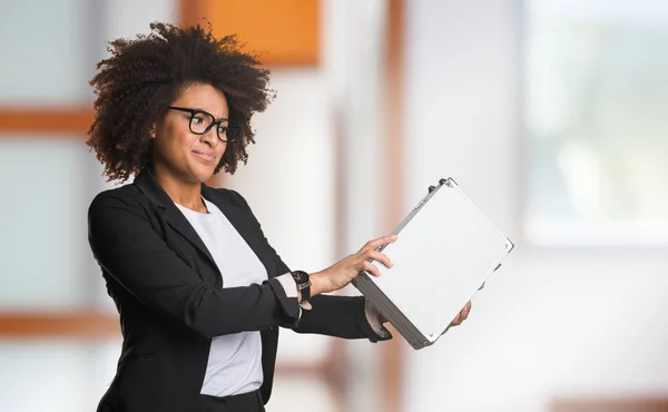 Affari Donna Nera Possesso Valigetta — Foto Stock