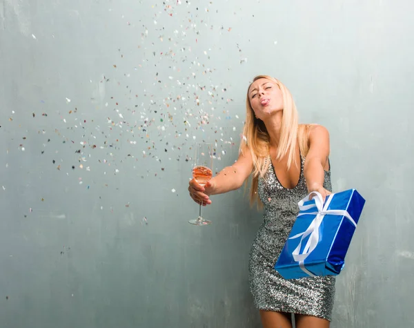 Elegante Joven Rubia Celebrando Año Nuevo Con Champán Regalo Confeti —  Fotos de Stock