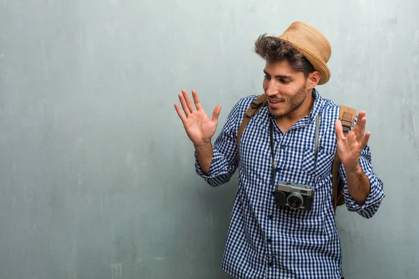 Joven Viajero Guapo Que Lleva Sombrero Paja Una Mochila Una — Foto de Stock