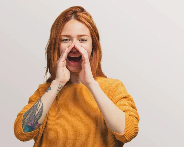 Retrato Una Chica Pelirroja Bonita Gritando —  Fotos de Stock