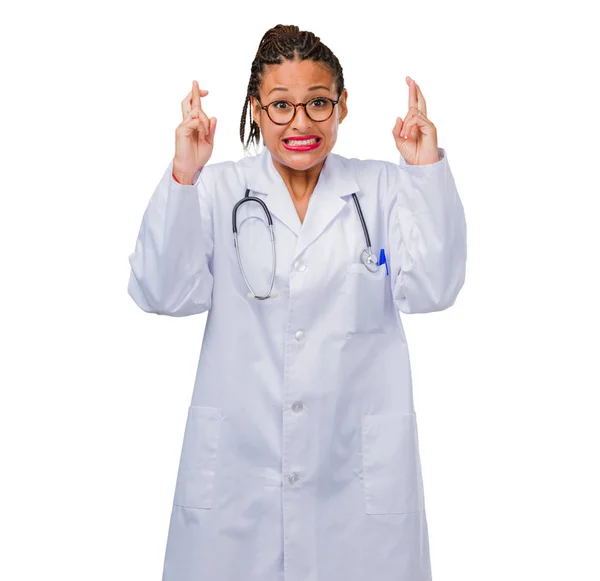Retrato Uma Jovem Médica Negra Cruzando Dedos Deseja Ter Sorte — Fotografia de Stock