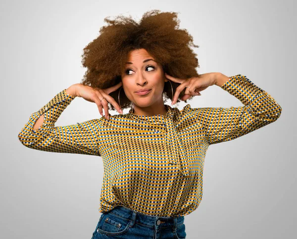 Afro Woman Covering Her Ears — Stock Photo, Image