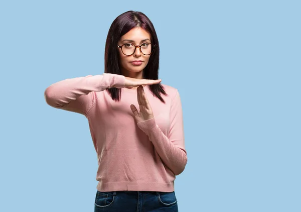 Jovem Mulher Bonita Cansada Entediada Fazendo Gesto Tempo Limite Precisa — Fotografia de Stock