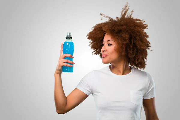 年轻健身非洲妇女喝能量饮料 — 图库照片