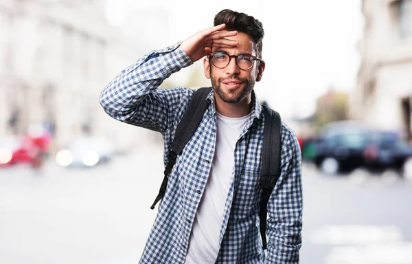 Ung Man Tittar Långt Suddig Bakgrund — Stockfoto