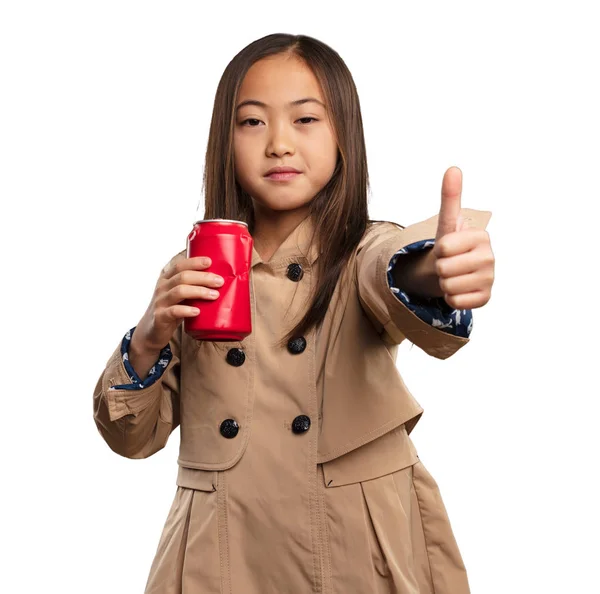 Κινεζική Κοριτσάκι Μπεζ Trenchcoat Κρατώντας Ένα Ποτό Σόδα Που Απομονώνονται — Φωτογραφία Αρχείου
