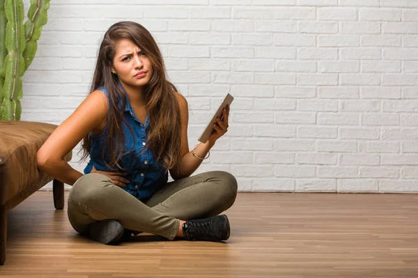 Portret Van Jonge Latijns Vrouw Zittend Vloer Boos Overstuur — Stockfoto