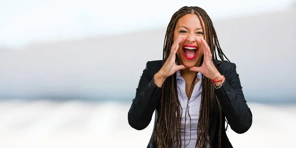 狂気と精神不安定の発現 怒って叫んで若い黒のビジネス女性の肖像を開く口と半分開かれた目 狂気の概念 — ストック写真