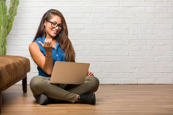 Portret Van Jonge Latijns Vrouw Zittend Vloer Uit Nodigen Komen — Stockfoto