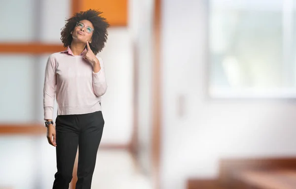 Mulher Negra Pensando Corpo Inteiro — Fotografia de Stock