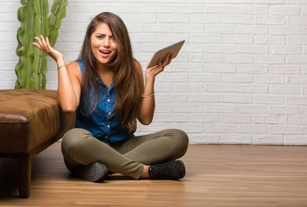 Portret Van Jonge Latijns Vrouw Zittend Vloer Gek Wanhopig Schreeuwen — Stockfoto