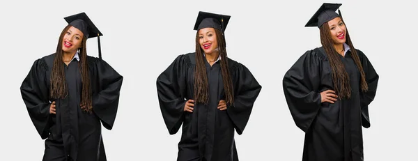 Conjunto Mujer Negra Joven Graduada Con Las Manos Las Caderas — Foto de Stock