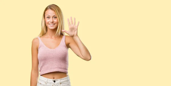 Porträtt Ung Vacker Blond Kvinna Visar Nummer Fem Symbol För — Stockfoto